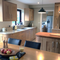 Contemporary Solid Oak Shaker with Laminate Worktops